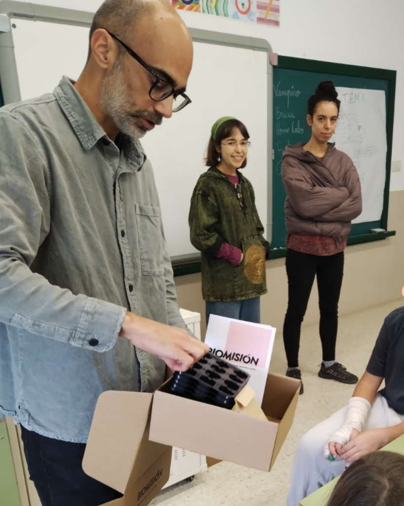 El alumnado gallego conoce los elementos del "Kit de Ensayo" del proyecto Biomision