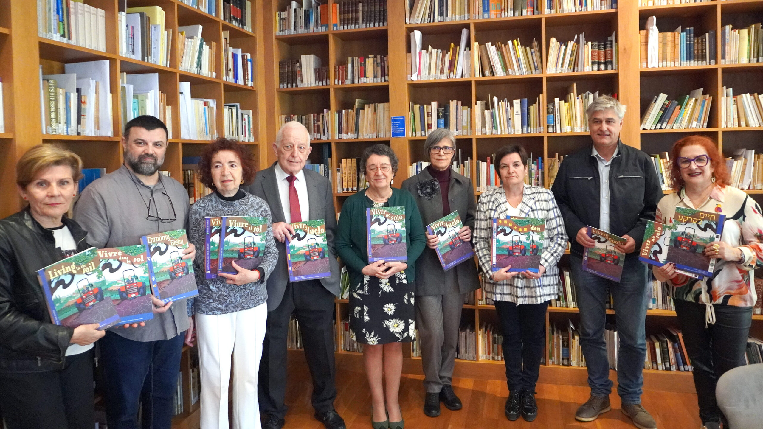 Presentation of the new translations of 'Living in the Soil' Fran Bueno, Marilar Aleixandre, Francisco Diaz-Fierros, Rosario Alvarez, Carmen Gonzalez (CSIC Delegate in Galicia), Montserrat Diaz Ravina (Researcher at MBG-CSIC), Xose Luis Otero, Elena Vazquez-Cendon at the presentation of the new translations of the comic 'Living in the Soil'