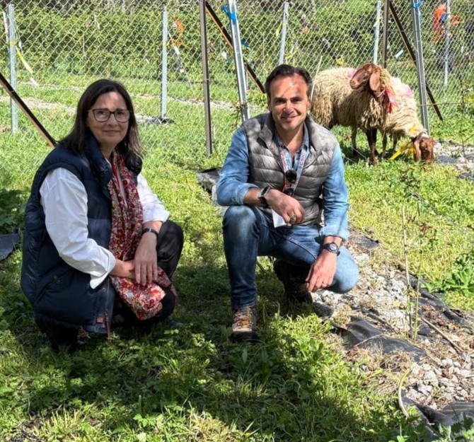 Carmen Martínez and Jose Luis Santiago (VIOR MBG-CSIC) in the Rosa Narcea plot